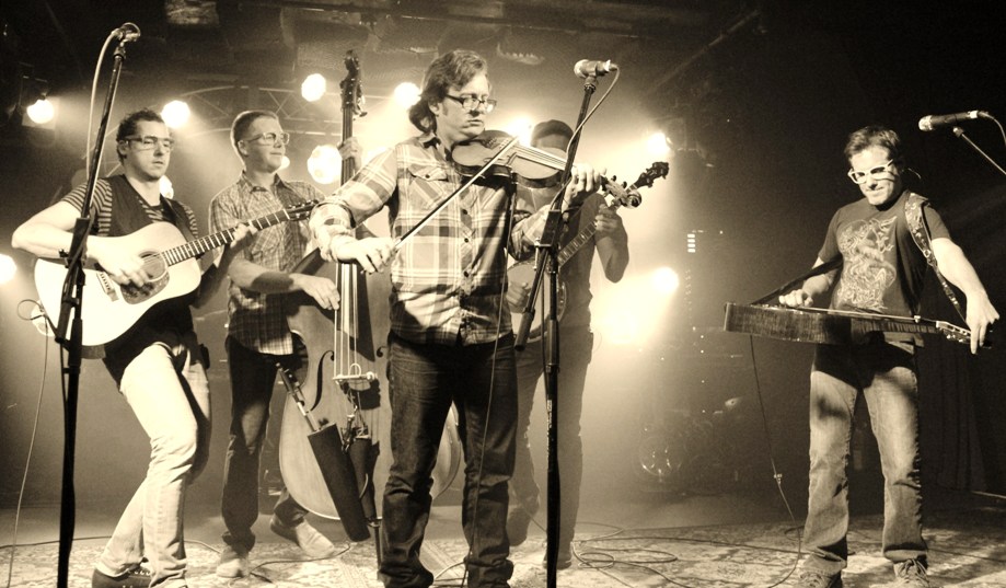 Infamous Stringdusters to Perform During Retailer Summer Market
