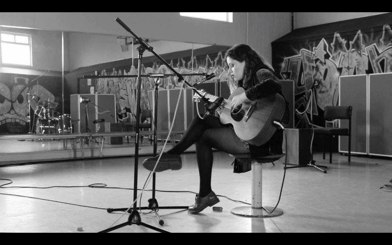 Amber Warren releases debut single