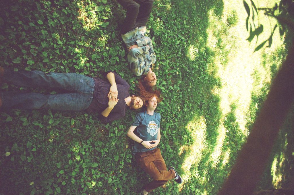 Lua Flora Shows Folk & Reggae Mix With New Single