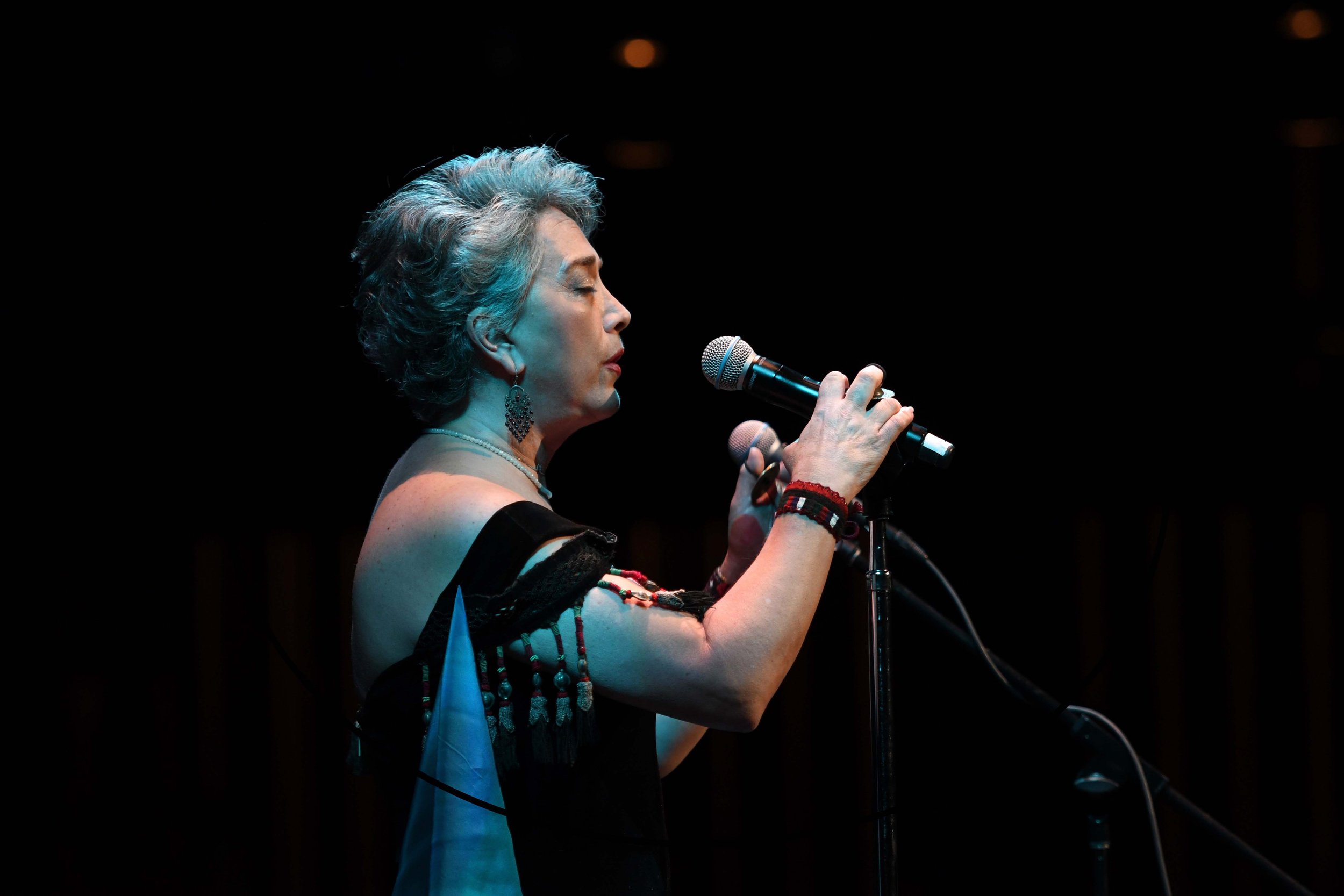 MAMAK KHADEM RELEASES NEW SINGLE “ACROSS THE OCEANS”