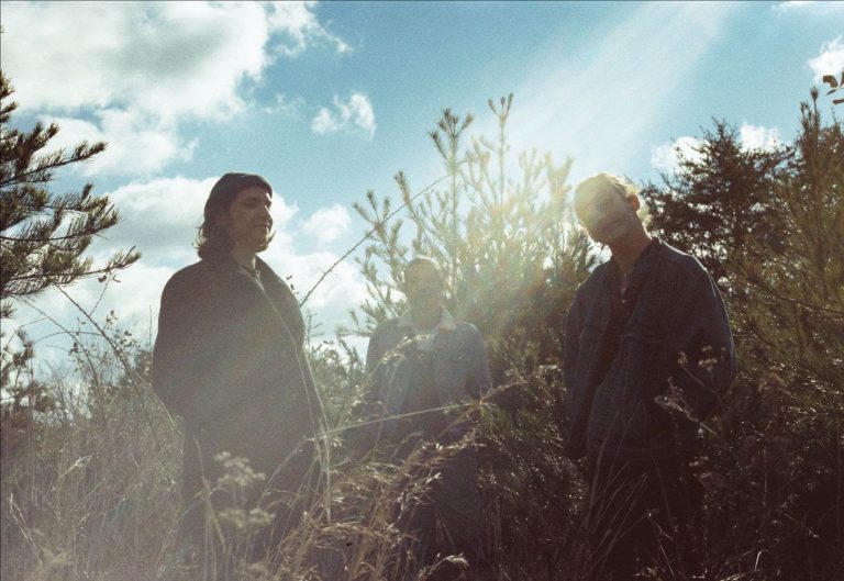 VIRGINIA’S BREAKOUT ACOUSTIC TRIO PALMYRA ANNOUNCES "SILL AND GLADE SESSIONS EP," OUT TODAY