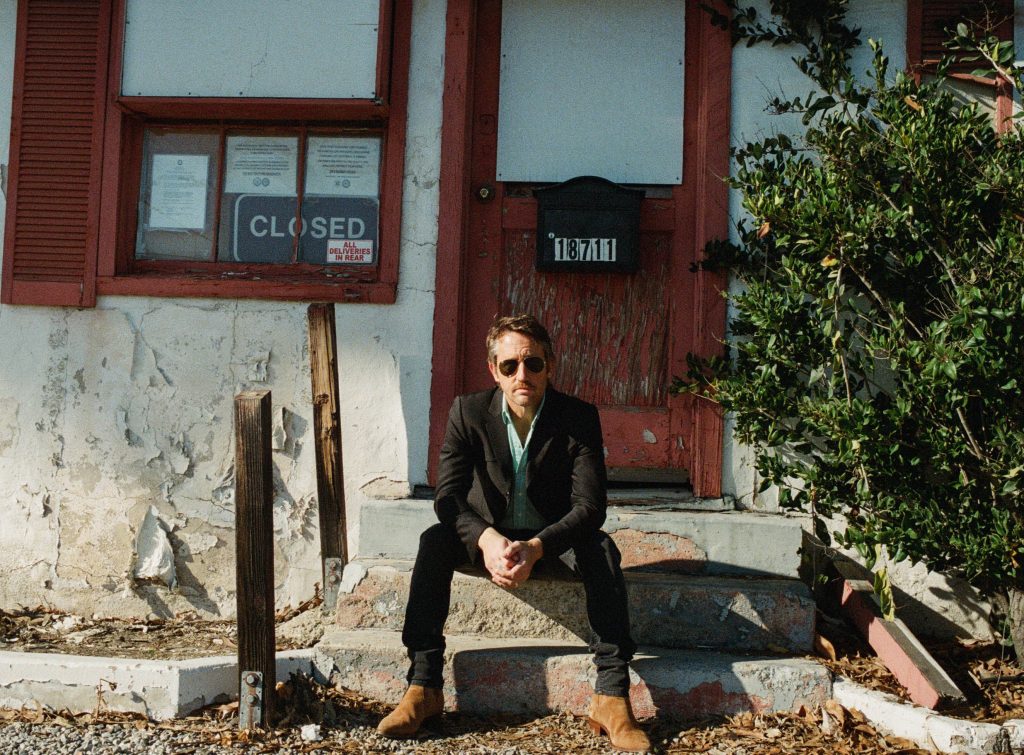 CHRIS SHIFLETT Turns Out Another L.A.-Meets-Nashville Country Rocker “Dead And Gone”