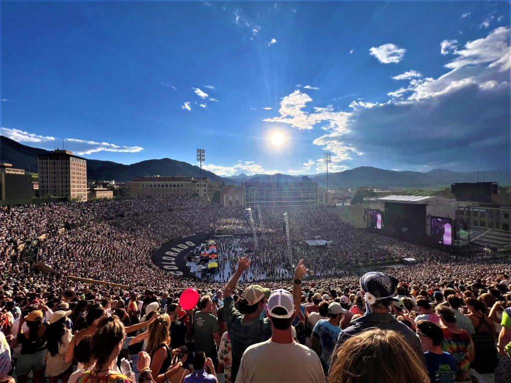 Psychedelic Splendor: Dead & Co.’s Rainbow Ride Under Venus’ Gaze