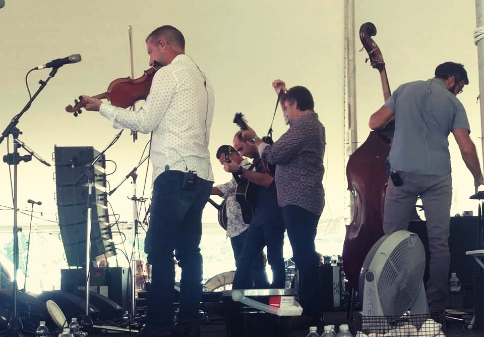Travelin' McCourys setting up quickly for their Catskill Tent set