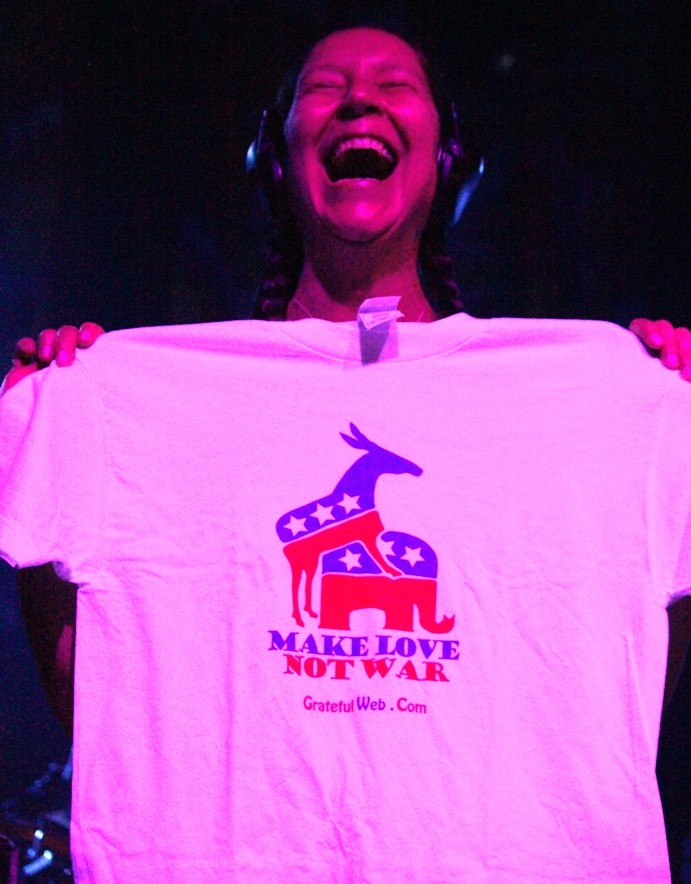 Lisa sports a Grateful Web tshirt