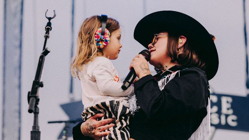 A poignant In the Pines moment as Elle King serenades her son Lucky, who joined her on stage. © Birthplace of Country Music, photographer: Aubrey Wise