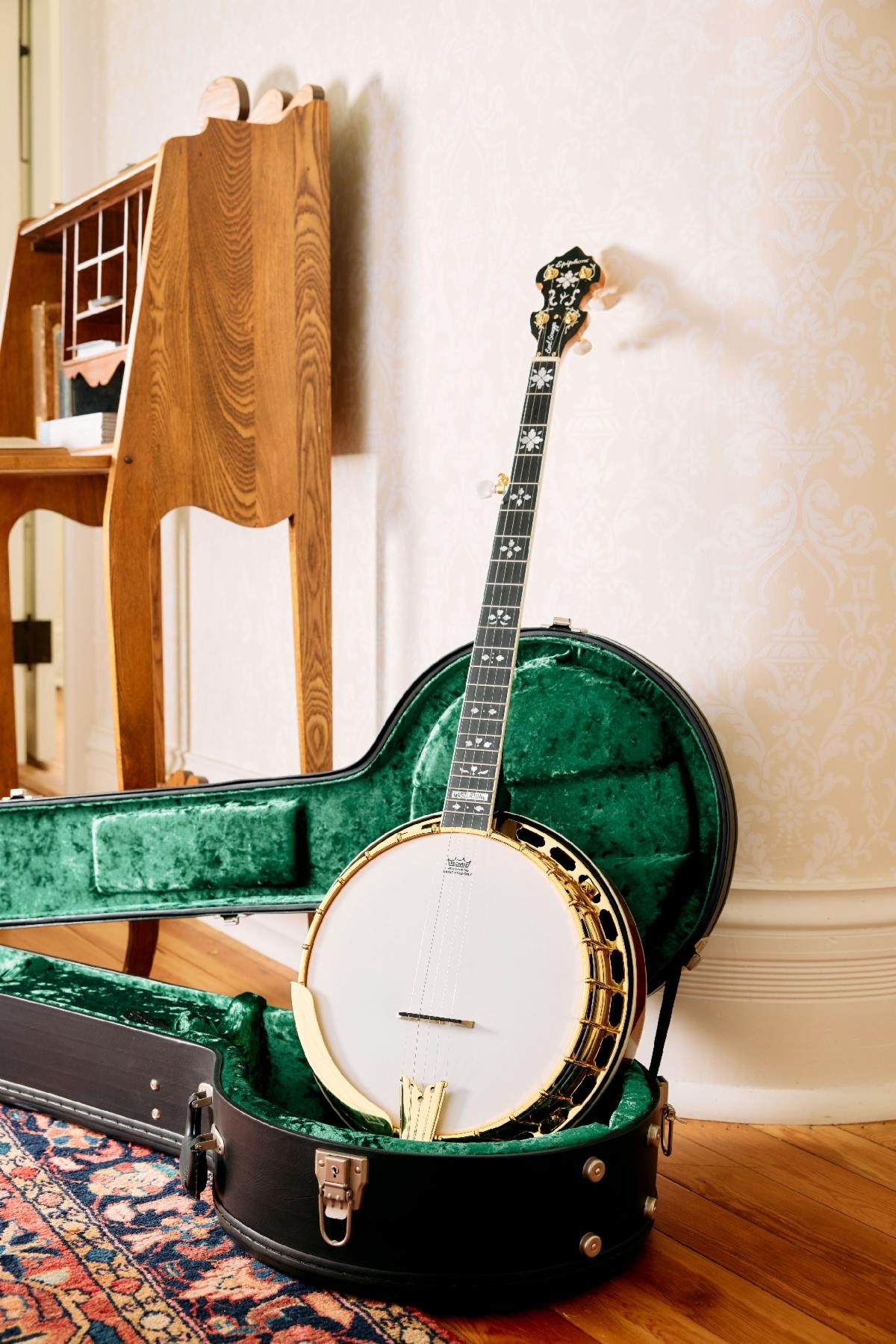 The Epiphone Earl Scruggs Golden Deluxe Banjo in Vintage Sunburst finish.