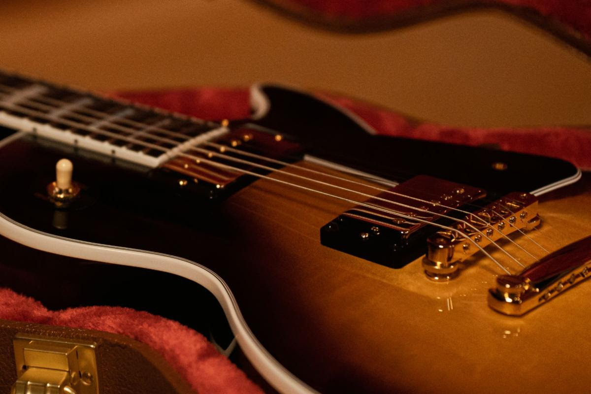 Gibson Les Paul Custom 70s closeup photo in Tobacco Burst
