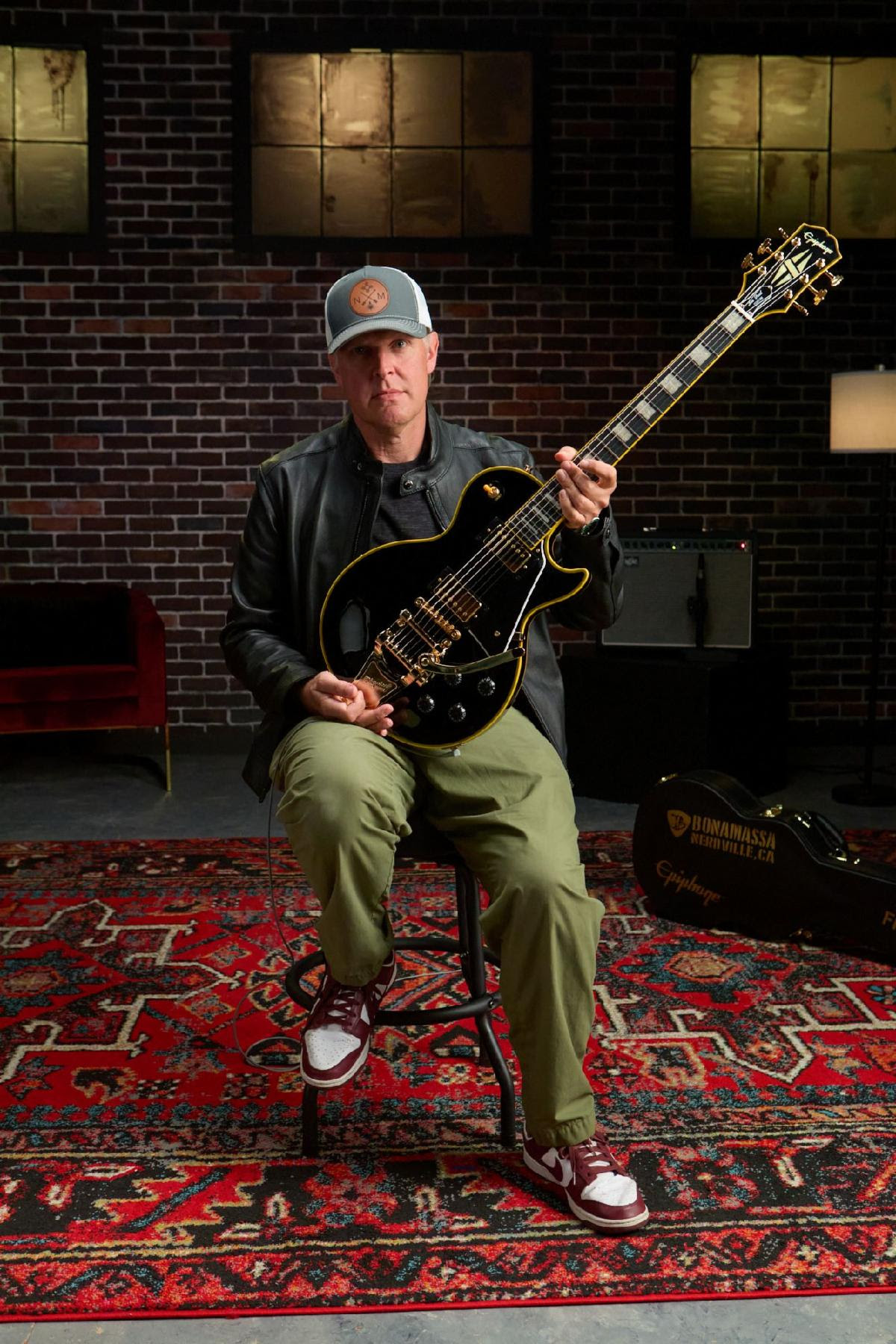 Joe Bonamassa with his new Epiphone '59 Les Paul Custom
