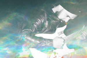 Tom Hamilton shares “Walking Backwards” – a Mid-Tempo Rocker for a World in Reverse